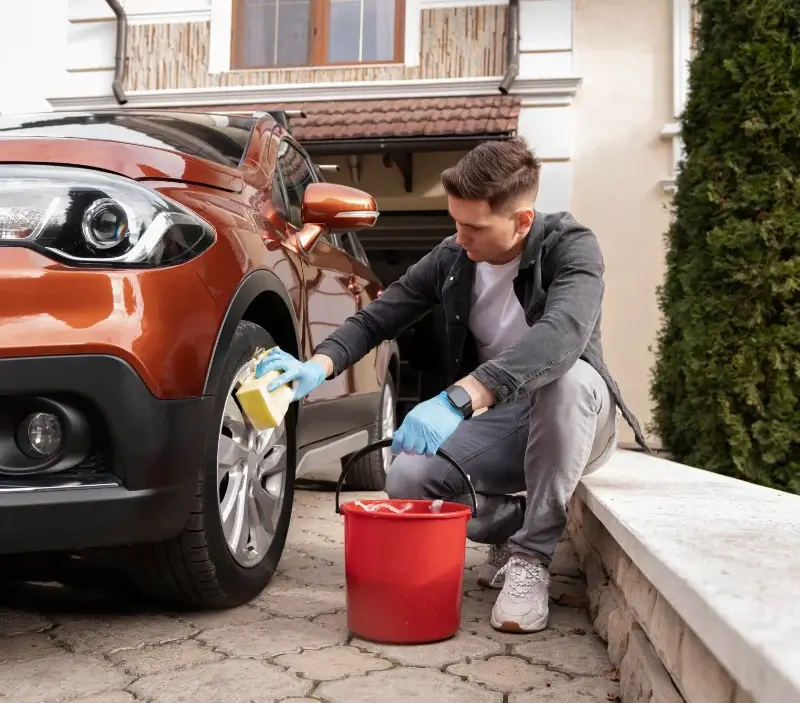 Lavage auto à domicile La Chapelle-des-Pots : professionnel intervenant sur un véhicule